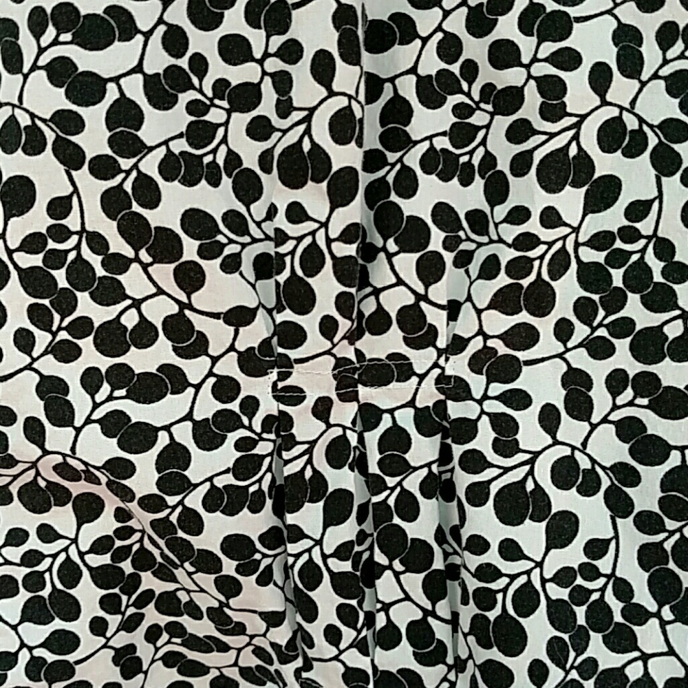 Charming Patterned Button Down Top. Well-Tailored View 4